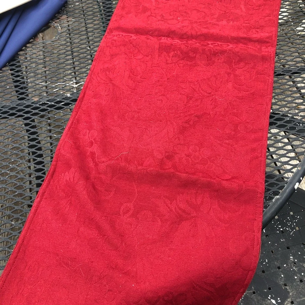 Crate & Barrel NWOT red Jacquard table runner